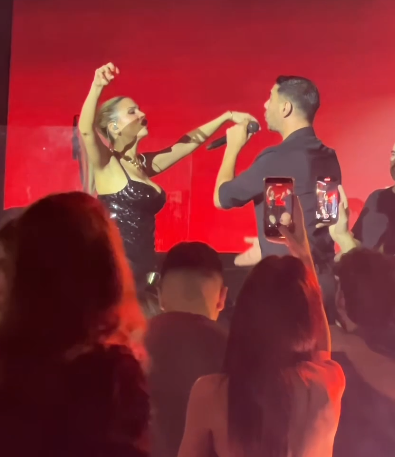 Βίντεο: Η Λιόλιου τα έχασε όταν είδε τον Σταύρο Κωνσταντίνου – Σταμάτησε το live και τον ανέβασε στη σκηνή