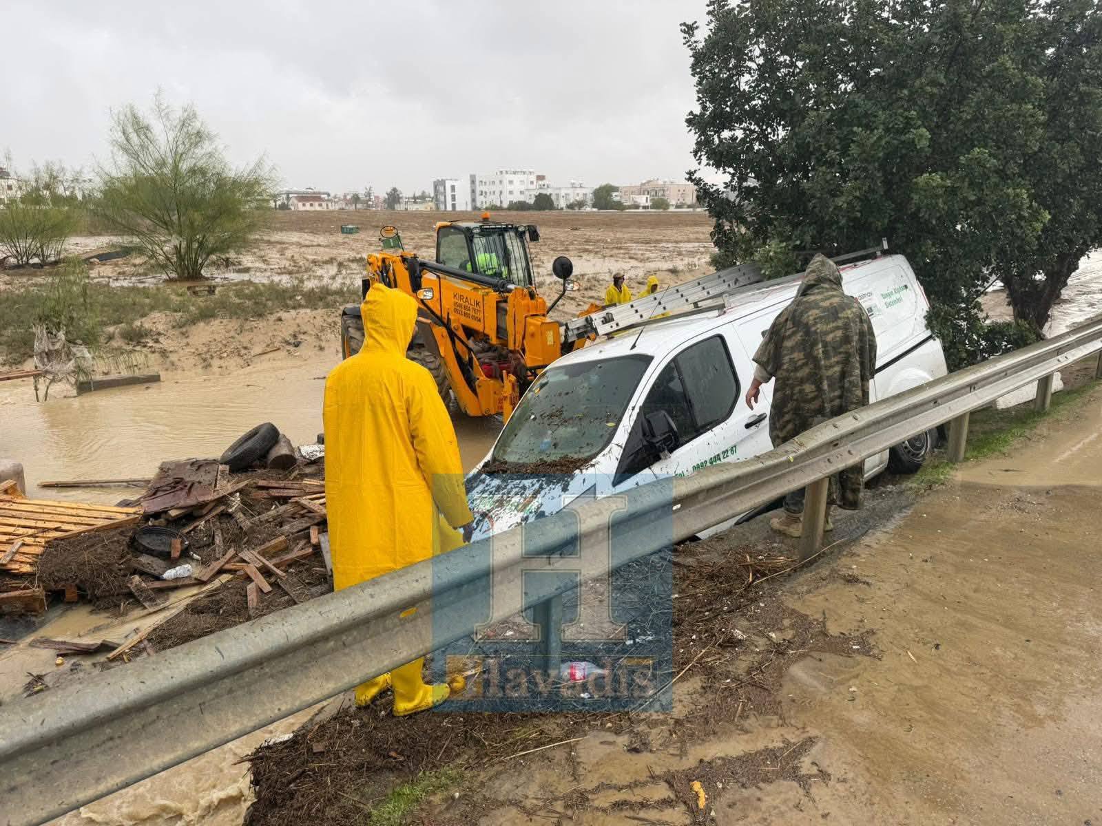 Συγκλονιστικές εικόνες από τη βιβλική καταστροφή στα κατεχόμενα – Ορμητικά νερά παρέσυραν αυτοκίνητα και εξαφάνισαν δρόμους