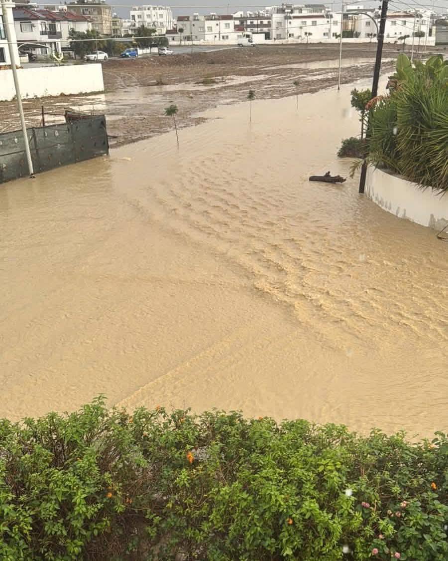 Συγκλονιστικές εικόνες από τη βιβλική καταστροφή στα κατεχόμενα – Ορμητικά νερά παρέσυραν αυτοκίνητα και εξαφάνισαν δρόμους