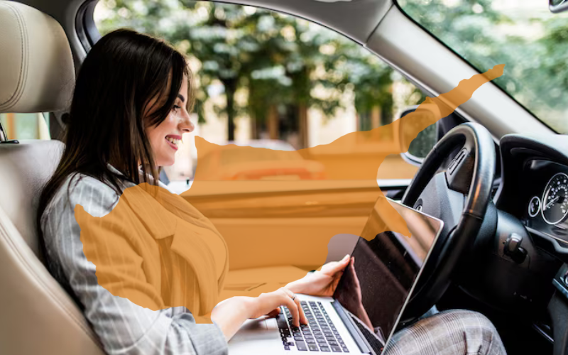 Επικό βίντεο: Οδηγός «μετέτρεψε» το όχημά της σε κινητό γραφείο – Οδηγούσε στον αυτοκινητόδρομο της Κύπρου με κινητό και λάπτοπ