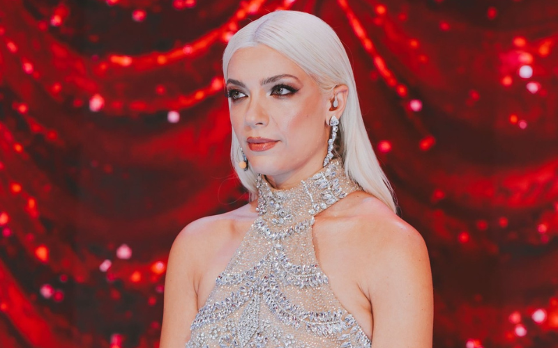 Red Alert: H Άντρη Καραντώνη γράφει ιστορία με το πιο iconic φόρεμα της χρονιάς