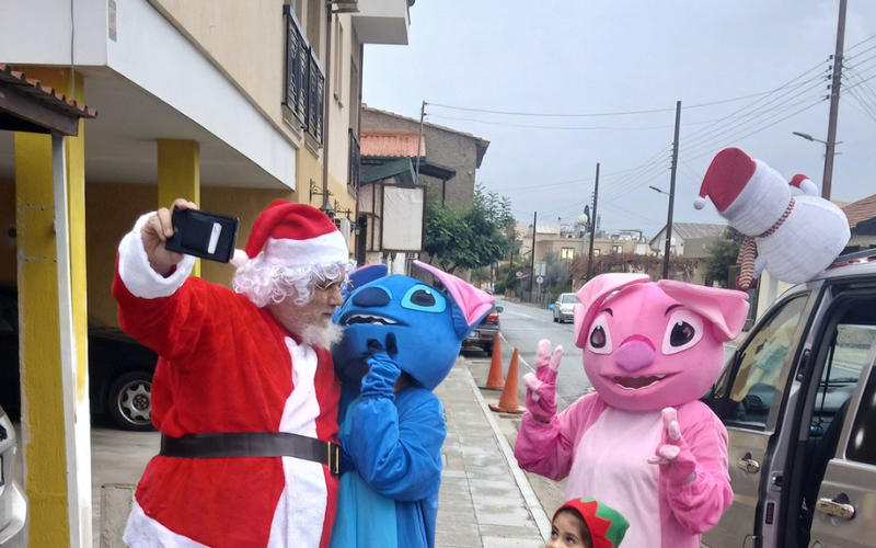 Φωτογραφίες: Γνωστός Κύπριος δικηγόρος ντύθηκε Αγιος Βασίλης και χάρισε χαμόγελα σε δεκάδες παιδιά στη Λεμεσό