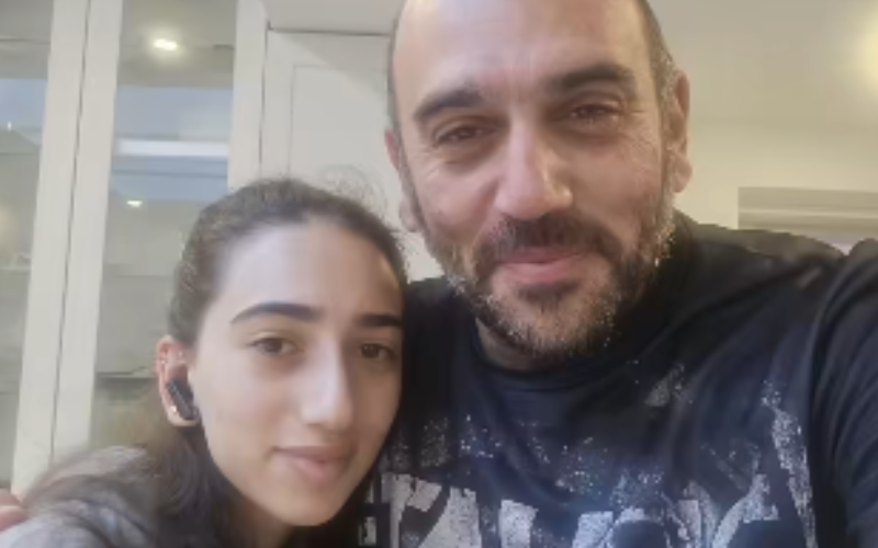 &Eta; &pi;&iota;&omicron; &tau;&rho;&upsilon;&phi;&epsilon;&rho;ή &pi;&lambda;&epsilon;&upsilon;&rho;ά &tau;&omicron;&upsilon; &Gamma;&iota;ά&nu;&nu;&eta; &Kappa;&alpha;&rho;&omicron;ύ&sigma;&omicron;&upsilon;: &Eta; &delta;&eta;&mu;ό&sigma;&iota;&alpha; &epsilon;&upsilon;&chi;ή &sigma;&tau;&eta;&nu; &kappa;ό&rho;&eta; &tau;&omicron;&upsilon; &pi;&omicron;&upsilon; &sigma;&upsilon;&gamma;&kappa;ί&nu;&eta;&sigma;&epsilon;