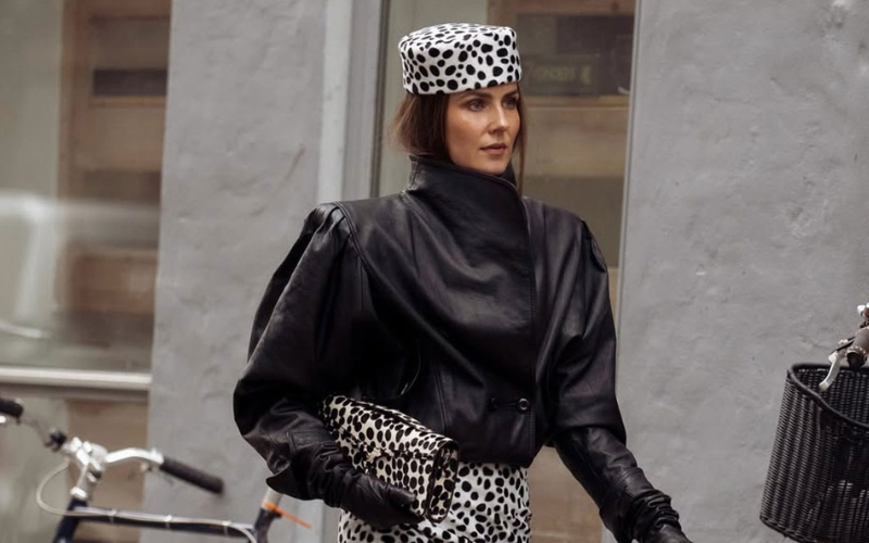 &Tau;&omicron; Pillbox Hat &epsilon;&pi;&iota;&sigma;&tau;&rho;έ&phi;&epsilon;&iota;: &Tau;&omicron; &kappa;&alpha;&pi;έ&lambda;&omicron;-&sigma;ύ&mu;&beta;&omicron;&lambda;&omicron; &kappa;&omicron;&mu;&psi;ό&tau;&eta;&tau;&alpha;&sigmaf; &tau;&eta;&sigmaf; Jackie Kennedy &alpha;&pi;&alpha;&rho;&alpha;ί&tau;&eta;&tau;&omicron; &gamma;&iota;&alpha; statement &epsilon;&mu;&phi;&alpha;&nu;ί&sigma;&epsilon;&iota;&sigmaf;