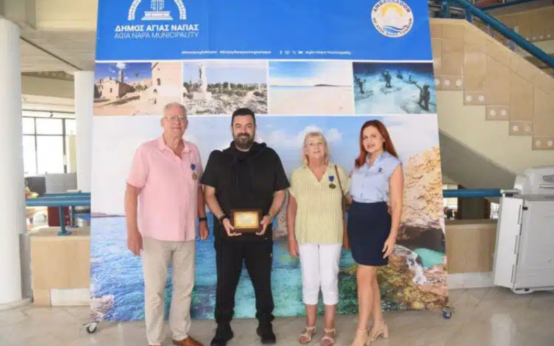 Αυτό το ζευγάρι έρχεται ξανά και ξανά στην Κύπρο για έναν λόγο – Τους τίμησε ο Δήμος Αγίας Νάπας