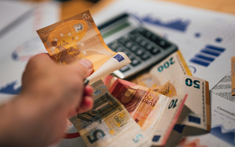 &Pi;&rho;&omicron;&sigmaf; &tau;&alpha; &pi;ά&nu;&omega; &omicron;&iota; &mu;&iota;&sigma;&theta;&omicron;ί &tau;&omicron;&upsilon; &Delta;&eta;&mu;&omicron;&sigma;ί&omicron;&upsilon;: Έ&tau;&sigma;&iota; &upsilon;&pi;&omicron;&lambda;&omicron;&gamma;ί&zeta;&epsilon;&tau;&alpha;&iota; &eta; &alpha;ύ&xi;&eta;&sigma;&eta; &tau;&eta;&sigmaf; &Alpha;&Tau;&Alpha; &gamma;&iota;&alpha; &tau;&eta;&nu; &epsilon;&pi;ό&mu;&epsilon;&nu;&eta; &tau;&rho;&iota;&epsilon;&tau;ί&alpha;